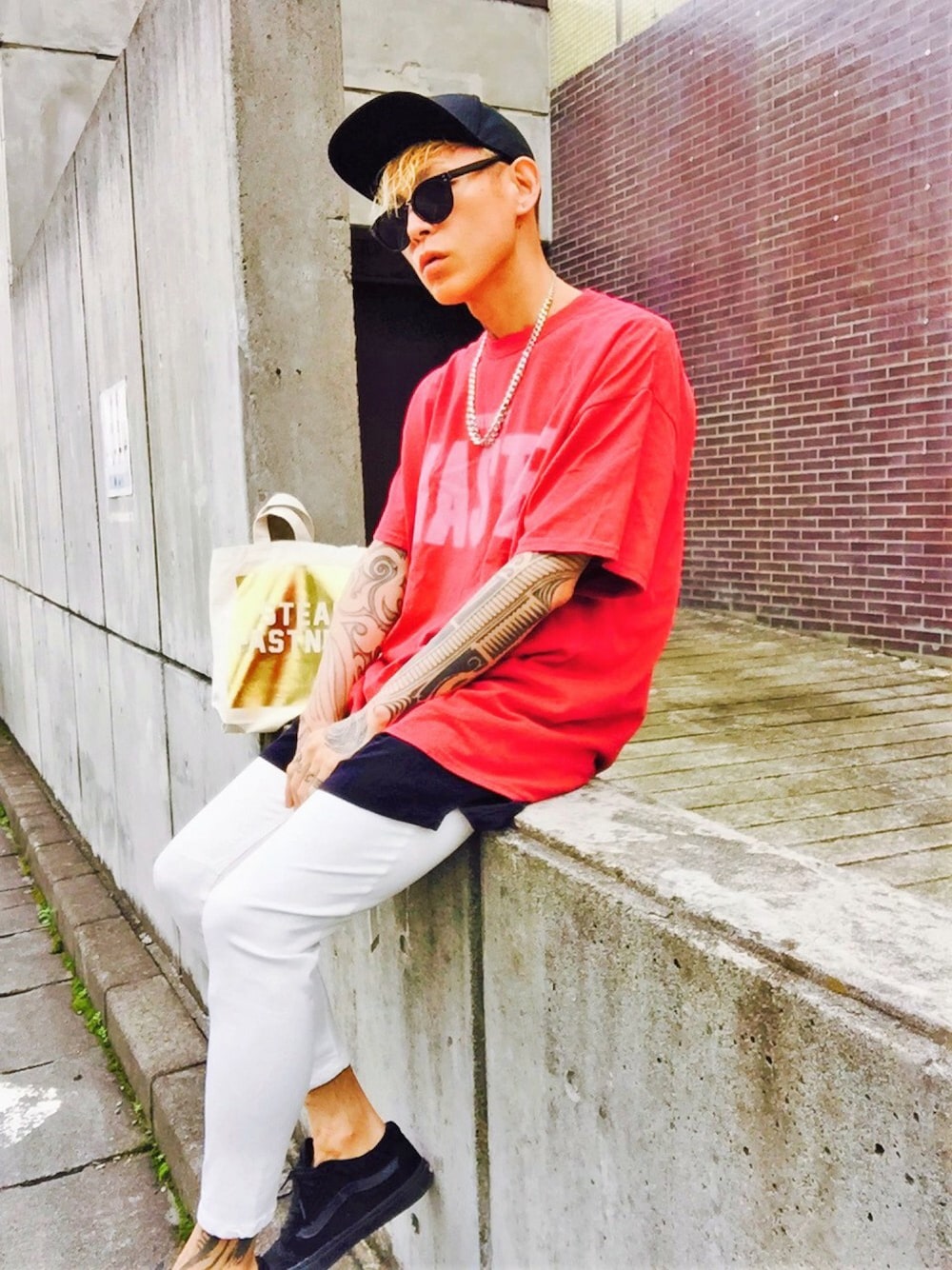 「レイヤードスタイル、オーバーサイズ、H&M、ラフ、大人カジュアル、ホワイトパンツ、スキニー、プチプラ、きれいめカジュアル、8月お盆じりTシャツ祭り」｜「DOUBLE NAMEのサマーパウダースリムサリエルパンツ（デニムパンツ、ホワイト系）」を使った、TETUさん（メンズ・174cm）の夏コーディネートの1枚目の写真