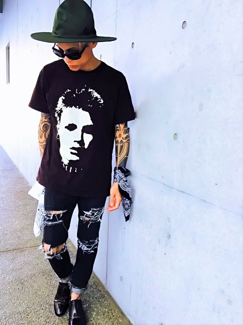 その他のスリッポン、ブラック系のTシャツ/カットソー、グリーン系のハットを着用したメンズの夏コーディネートの1枚目の写真