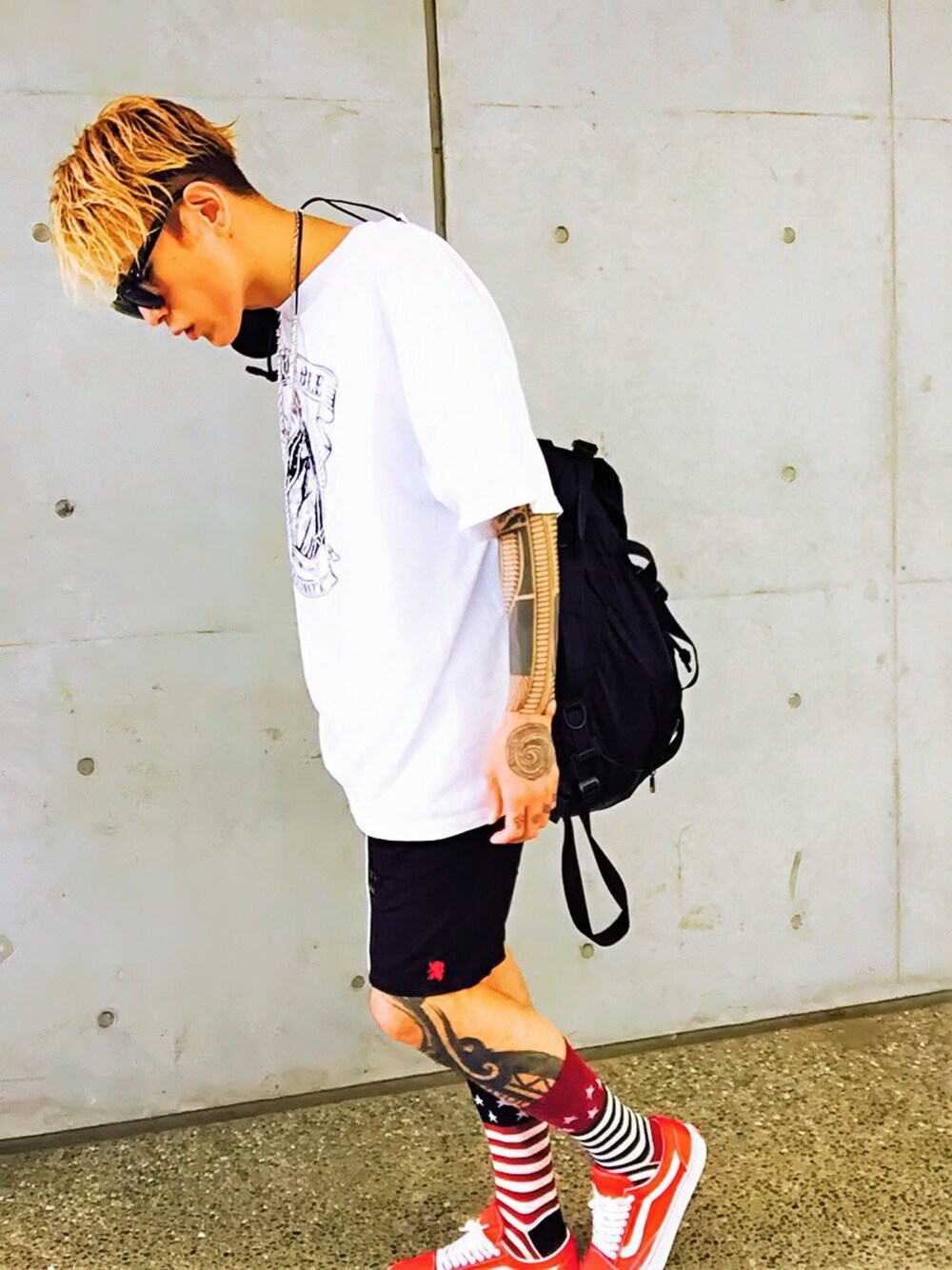 「シンプル、ゆるコーデ、カジュアルコーデ、ビッグT、バックパック、スニーカー、VANS、ショートパンツ、夏、サングラス」｜「VANSのVANS ヴァンズ OLD SKOOL オールドスクール V36CL CVS T.RED（スニーカー、レッド系）」を使った、TETUさん（メンズ・174cm）の夏コーディネートの1枚目の写真
