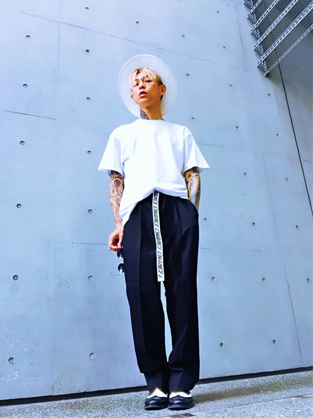 「ラフ、カジュアル、夏コーデ、モノトーン、シンプル、モード、ワイドパンツ、タックイン、Tシャツ、白」｜「ANREALAGEのanrealage ﾜｲﾄﾞﾊﾟﾝﾂ（スラックス、ブラック系）」を使った、TETUさん（メンズ・174cm）の夏コーディネートの1枚目の写真