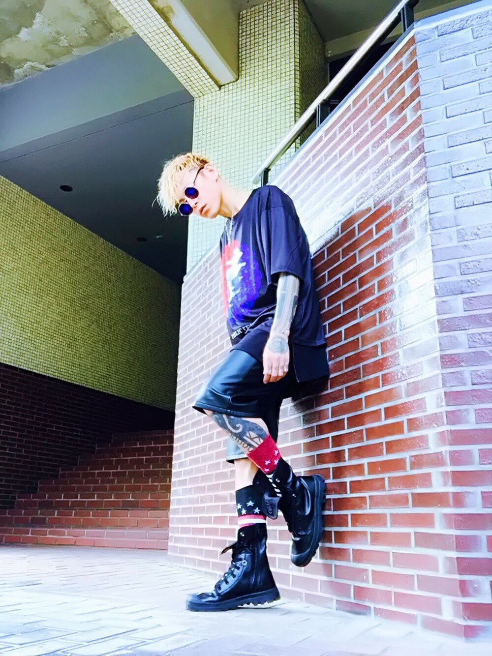「ラフ、黒、Tシャツ、ブラック、スニーカー、レザー、ハーフパンツ、レイヤードスタイル、サングラス、ロング丈」｜「PUBLIC EYESのビッグシルエットカットソー ビッグシルエットドロップショルダーTシャツ ビッグTシャツ（Tシャツ/カットソー、ブラック系）」を使った、TETUさん（メンズ・174cm）の夏コーディネートの1枚目の写真