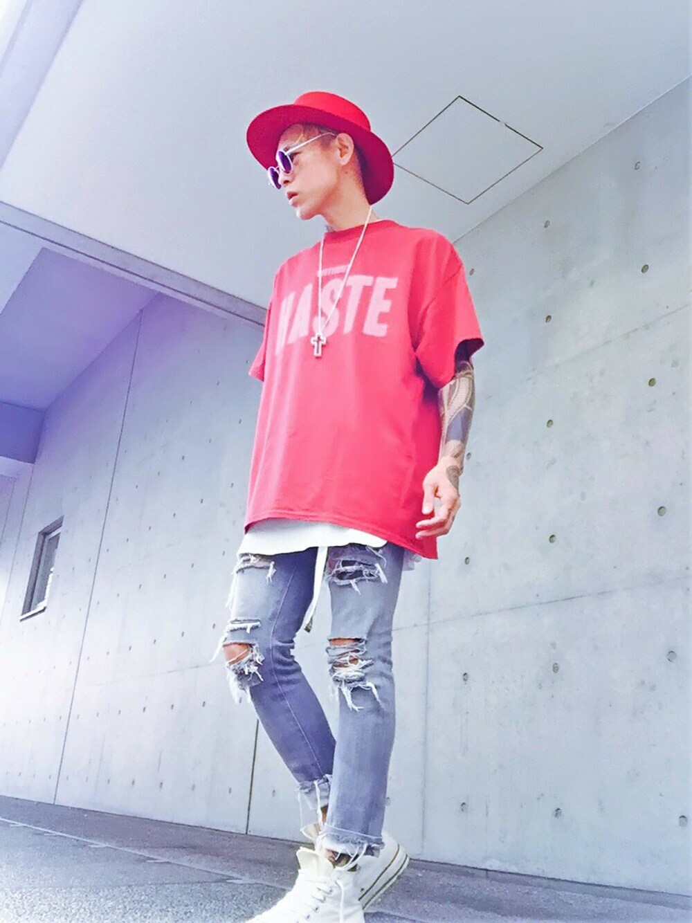 「ハット、赤、Tシャツ、オーバーサイズ、ビッグシルエット、レイヤードスタイル、スキニー、スニーカー、converse、オトナカジュアル」｜「LILICIOUSのラウンドミラーサングラス（サングラス、ブルー系）」を使った、TETUさん（メンズ・174cm）の夏コーディネートの1枚目の写真