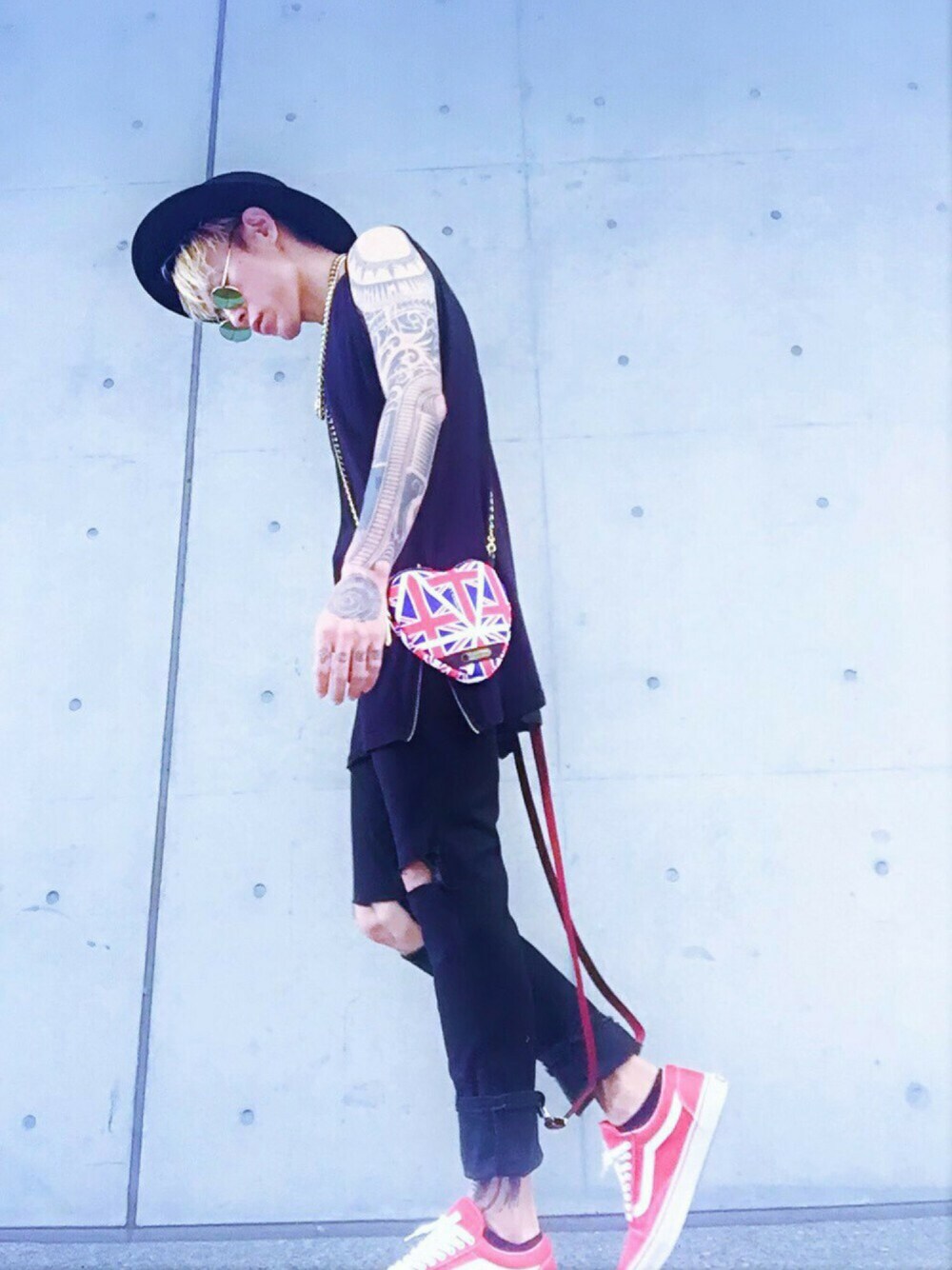 「スニーカー、VANS、ブラック、スキニー、黒、サスペンダー、ハット、ロング丈、ノースリーブ、オトナカジュアル」｜「WEGOのWEGO/細ゴムサスペンダー（サスペンダー、レッド系）」を使った、TETUさん（メンズ・174cm）の夏コーディネートの1枚目の写真
