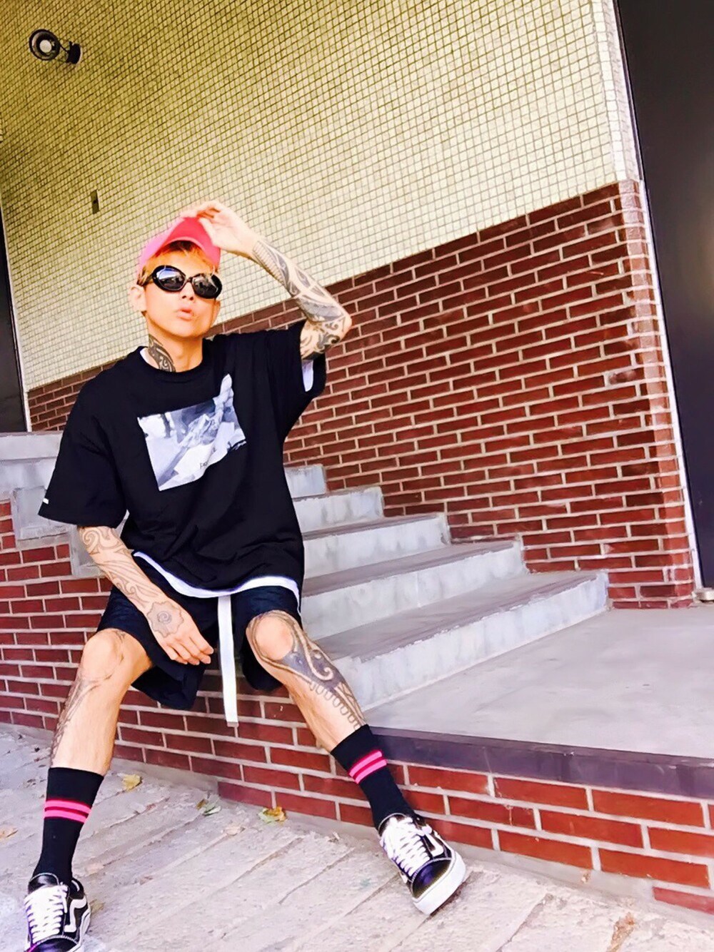 「夏、ハーフパンツ、黒、スニーカー、VANS、Tシャツ、オーバーサイズ、レイヤードスタイル、ブラックコーデ、シンプル」｜「CASPER JOHN AIVERのHELP刺繍キャップ（キャップ、ピンク系）」を使った、TETUさん（メンズ・174cm）の秋コーディネートの1枚目の写真