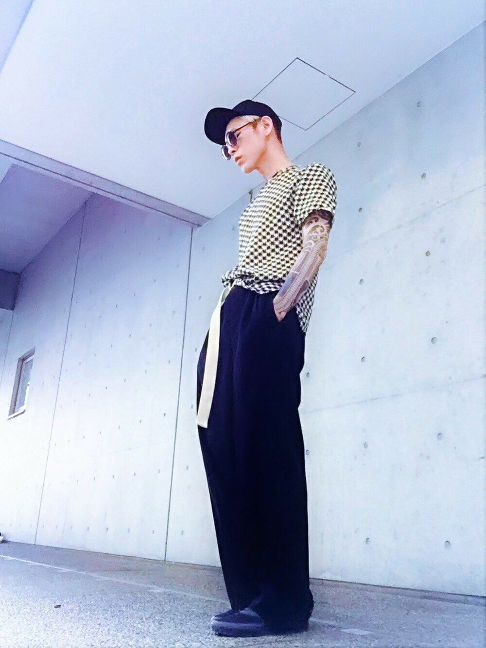 「スニーカー、VANS、ブラック、キャップ、ワイドパンツ、スリッポン、シャツスタイル、オトナカジュアル、シンプル、モード」｜「RAF SIMONSのRAF SIMONS　ﾜｲﾄﾞﾊﾟﾝﾂ（スラックス、ブラック系）」を使った、TETUさん（メンズ・174cm）の秋コーディネートの1枚目の写真