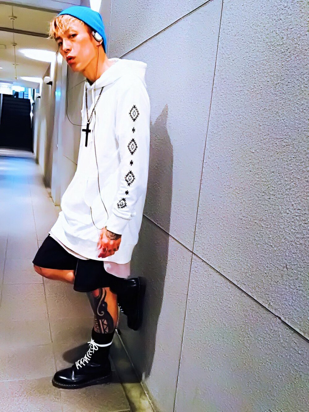 「ニット帽、レイヤードスタイル、パーカー、ホワイト、ハーフパンツ、ブーツ、Dr.Martens、ブラック、ゆるコーデ、モノトーン」｜「BASECONTROLのトライバルロングパーカ（パーカー、ホワイト系）」を使った、TETUさん（メンズ・174cm）の秋コーディネートの1枚目の写真