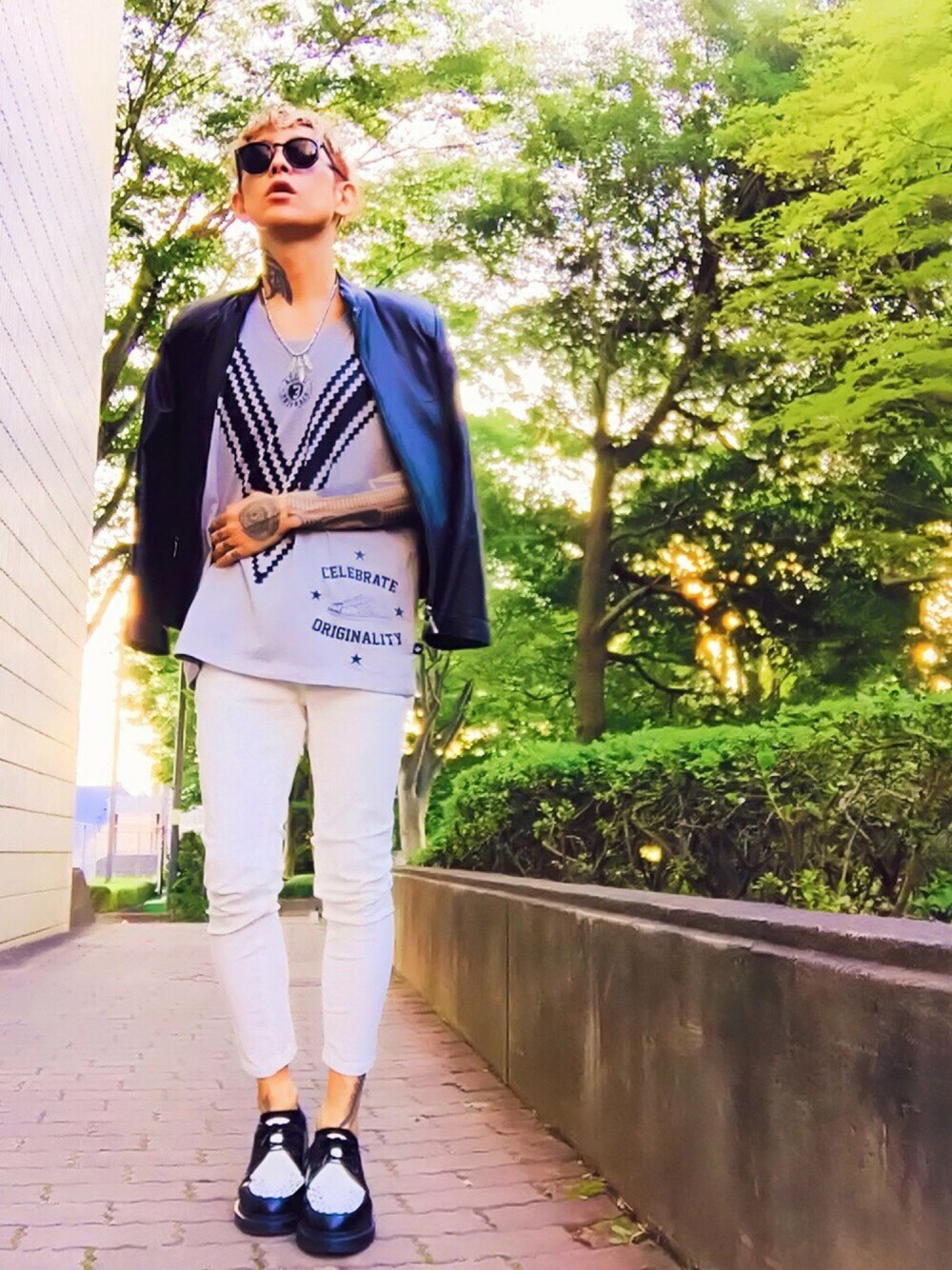 「スキニー、ホワイトパンツ、レザージャケット、ライダース、Dr.Martens、シンプルコーデ、モノトーン、サングラス、秋コーデ、秋」｜「adidasのオリジナルス タンクトップ[VBRANDTANK]（タンクトップ、グレー系）」を使った、TETUさん（メンズ・174cm）の秋コーディネートの1枚目の写真