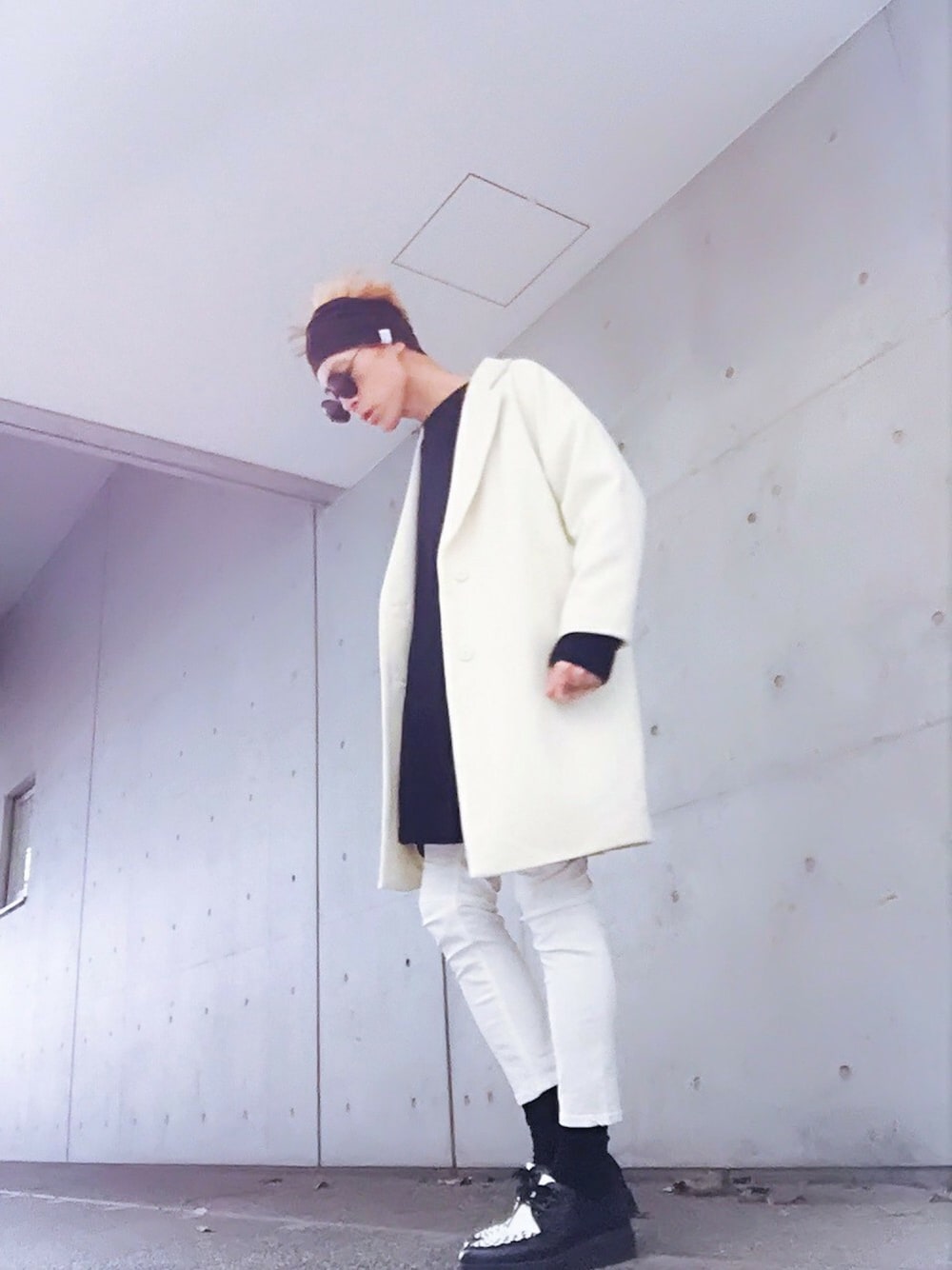 「白、チェスターコート、スキニー、ヘアバンド、オーバーサイズ、ニット、Dr.Martens、モノトーン、モノトーンコーデバトン、サングラス」｜「RESEXXYのモッサチェスターコート（チェスターコート、ホワイト系）」を使った、TETUさん（メンズ・174cm）の秋コーディネートの1枚目の写真