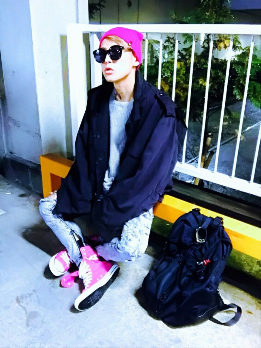 「ビッグシルエット、ミリタリー、黒、converse、ピンク、オーバーサイズ、ニット帽、ダメージデニムパンツ、スキニー、シンプルコーデ」｜「BEEN TRILLのBEENTRILL/ビーントゥリル/Belt（ベルト、イエロー系）」を使った、TETUさん（メンズ・174cm）の秋コーディネートの1枚目の写真