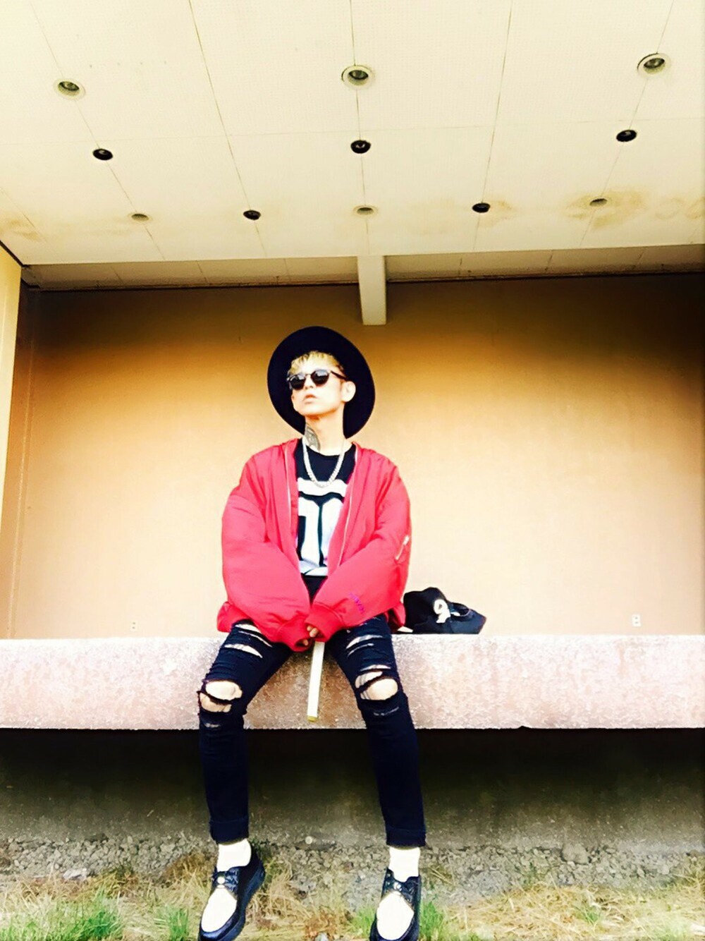 「オーバーサイズ、MA-1、赤、スキニー、ブラック、Dr.Martens、ドレスシューズ、革靴、ハット、サングラス」｜「PUNYUSのスーパービッグMA-1（MA-1、レッド系）」を使った、TETUさん（メンズ・174cm）の冬コーディネートの1枚目の写真