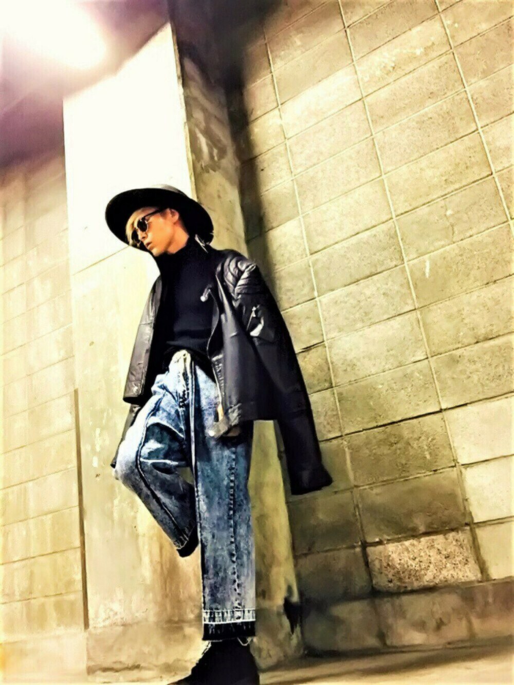 「オーバーサイズ、ハット、ビックシルエット、ブラック、ライダース、レザー、ワイドパンツ、Dr.Martens、モード、冬コーデ」｜「CANNABIS LADIESのOFF SCHOOL OFF-005 ライダースJACKET（ライダースジャケット、ブラック系）」を使った、TETUさん（メンズ・174cm）の秋コーディネートの1枚目の写真