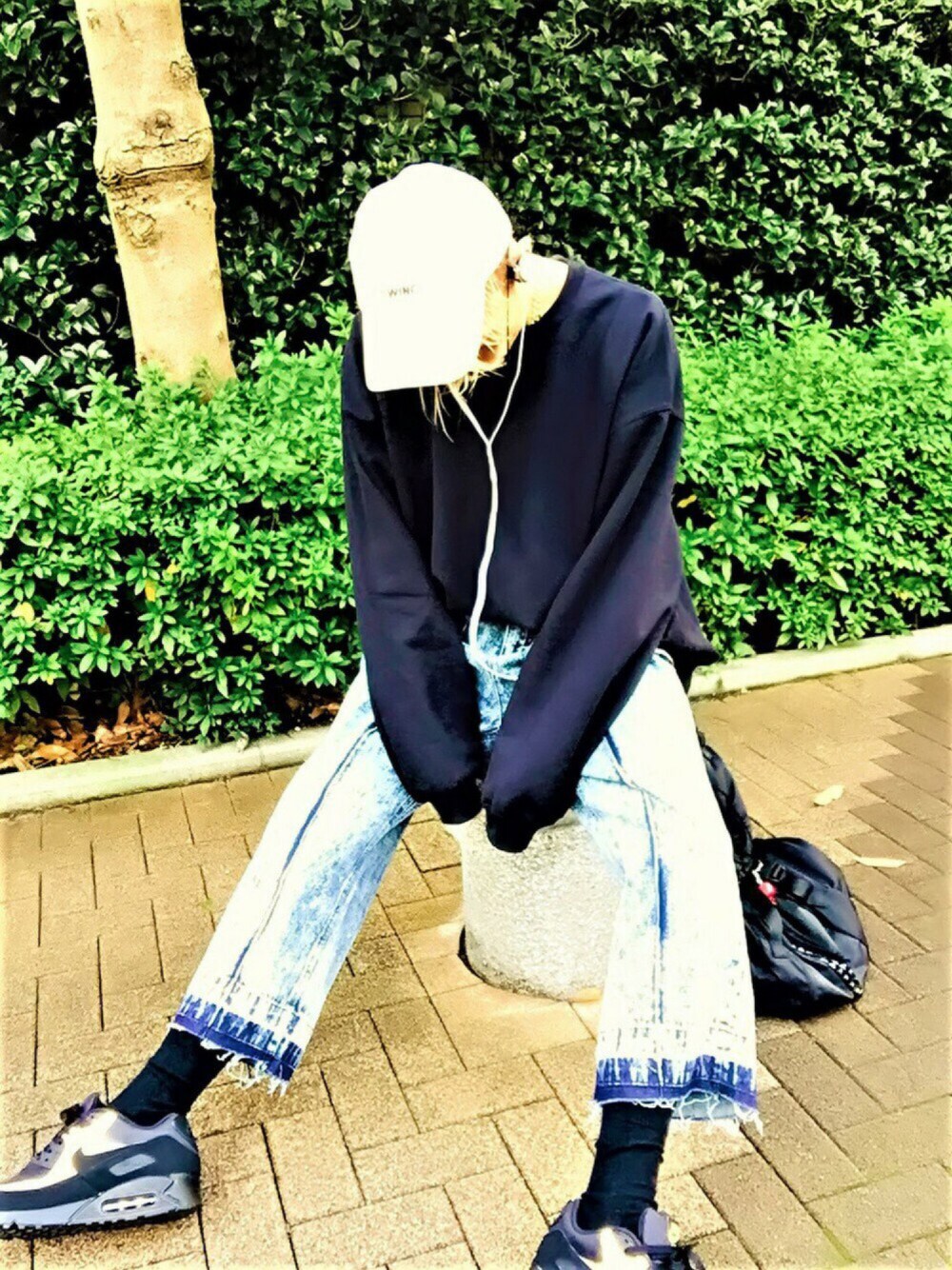 「オーバーサイズ、ビックシルエット、スウェット、スニーカー、NIKE、黒、デニム、ワイドパンツ、タックイン、キャップ」｜「WEGOのWEGO/センターラインデニムワイドパンツ（デニムパンツ、ブルー系）」を使った、TETUさん（メンズ・174cm）の秋コーディネートの1枚目の写真