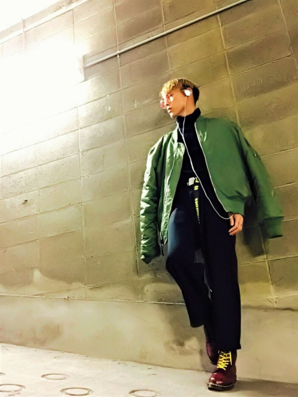 「ワイドパンツ、タートルネック、タックイン、ブラック、ブーツ、Dr.Martens、オーバーサイズ、MA-1、ビックシルエット、冬コーデ」｜「WEGOのWEGO/裏起毛ストレッチワイドスラックス（スラックス、ブラック系）」を使った、TETUさん（メンズ・174cm）の秋コーディネートの1枚目の写真