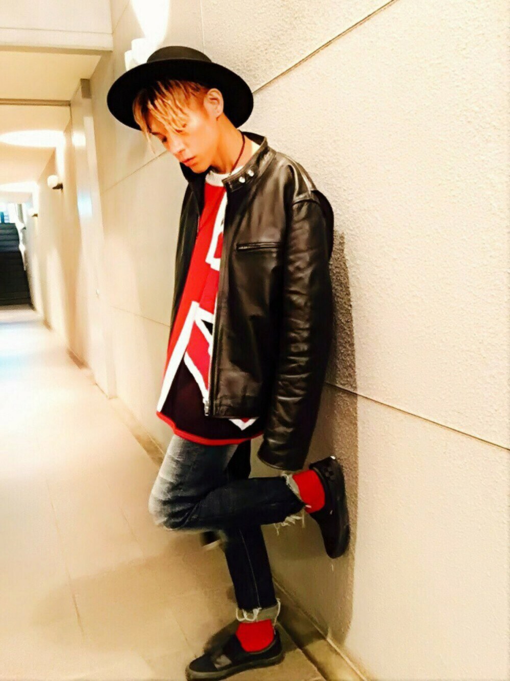 「レザー、ライダースジャケット、ニット、ユニオンジャック、UK、デニム、VANS、スニーカー、ハット、ビッグシルエット」｜「LOWRYS FARMの○●mikoa LOWRYS FARM●○フェルトカンカンHAT/MK　566963（ハット、ブラック系）」を使った、TETUさん（メンズ・174cm）の冬コーディネートの1枚目の写真