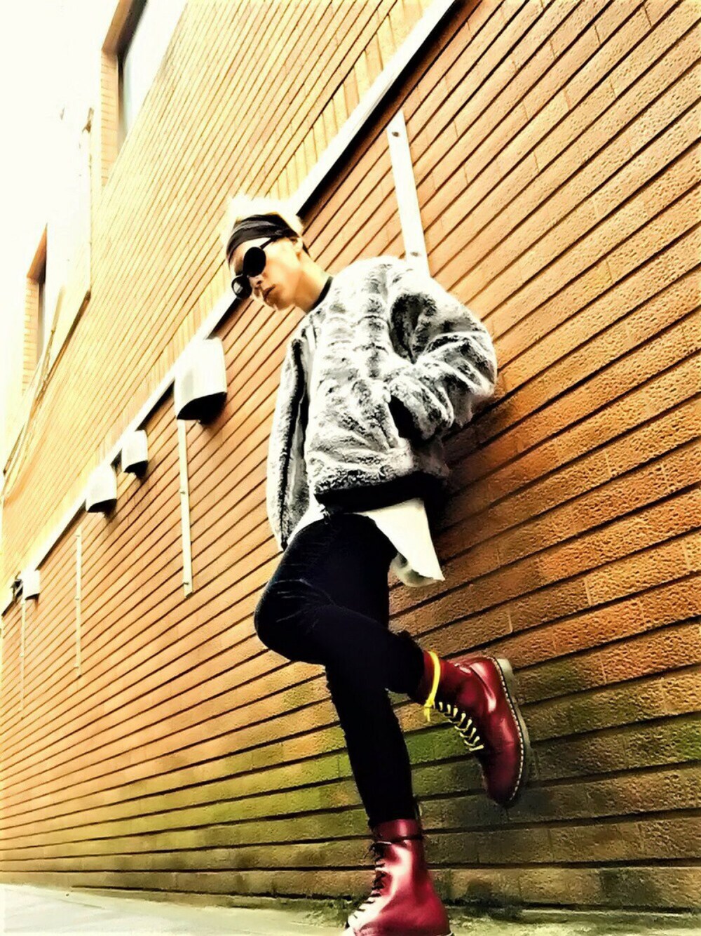 「サングラス、ブラック、ブルゾン、グレー、ファー、Dr.Martens、ブーツ、チョーカー、黒スキニー、ヘアバンド」｜「ChicaのChica/チカ/VolumeFur Big Blouson（ブルゾン、ブラック系）」を使った、TETUさん（メンズ・174cm）の冬コーディネートの1枚目の写真