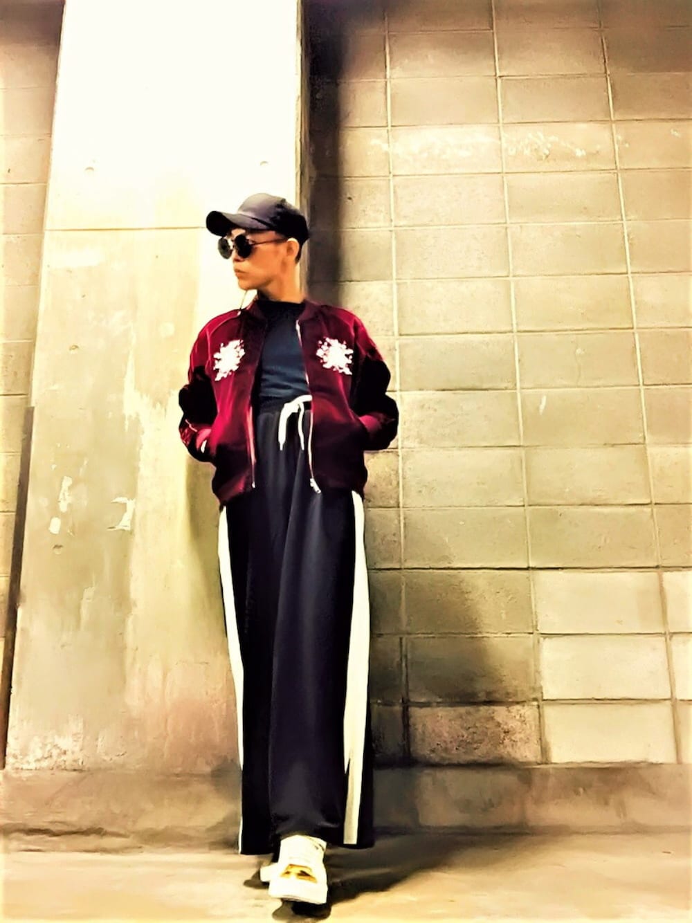 「ワイドパンツ、スカジャン、ベロア、サングラス、ラインパンツ、ジャージ、キャップ、ブラック、スニーカー、PUMA」｜「WCのWC/ラインZIPパンツ（その他パンツ、ホワイト系）」を使った、TETUさん（メンズ・174cm）の冬コーディネートの1枚目の写真