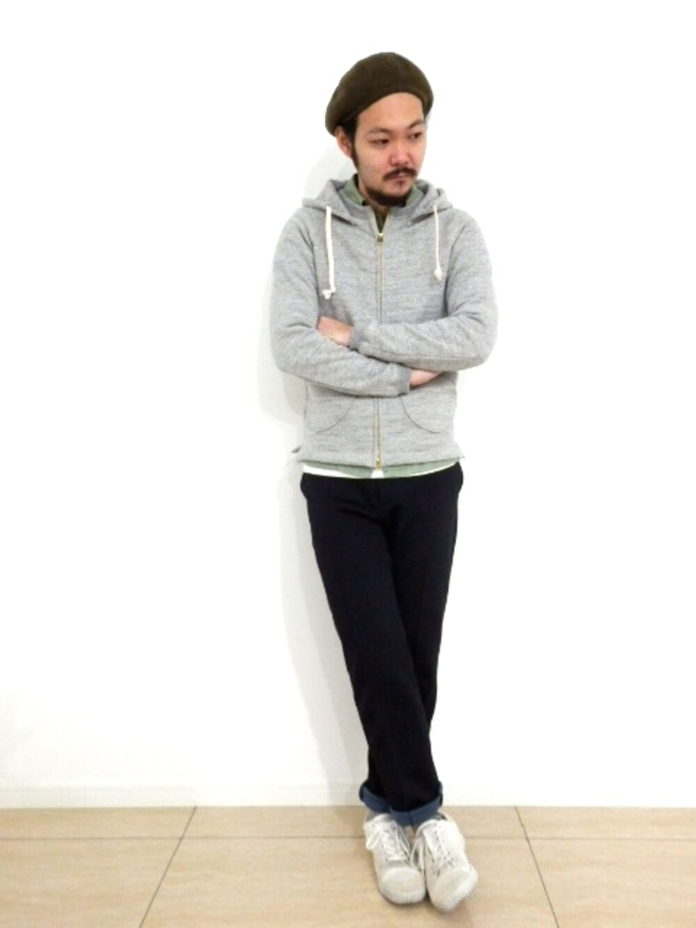 「パーカー、メンズ、スポーツミックス」｜「Jackmanの【Jackman】Sweat Parka（パーカー、グレー系）」を使った、goさん（メンズ・172cm）の冬コーディネートの1枚目の写真