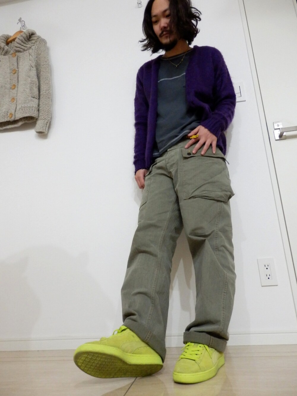 「イエロー、カーゴパンツ、 モヘア」｜「TOWNCRAFTの【TOWN CRAFT】Mohair color cardigan Purple（カーディガン/ボレロ、パープル系）」を使った、goさん（メンズ・172cm）の冬コーディネートの1枚目の写真