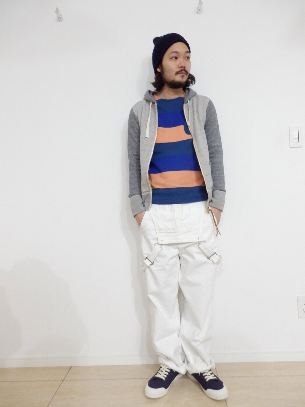 「スニーカー、オーバオール、差し色」｜「【kha:ki】UNIVERSAL ZIP PARKA（パーカー、グレー系）」を使った、goさん（メンズ・173cm）の冬コーディネートの1枚目の写真