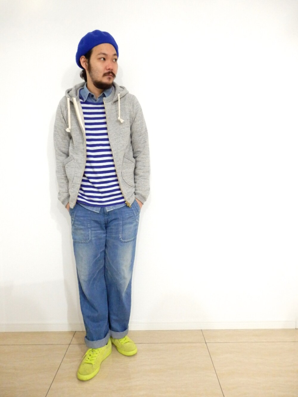 「ブルー、ストリート、グレーパーカー」｜「Jackmanの【Jackman】Sweat Parka（パーカー、グレー系）」を使った、goさん（メンズ・172cm）の春コーディネートの1枚目の写真