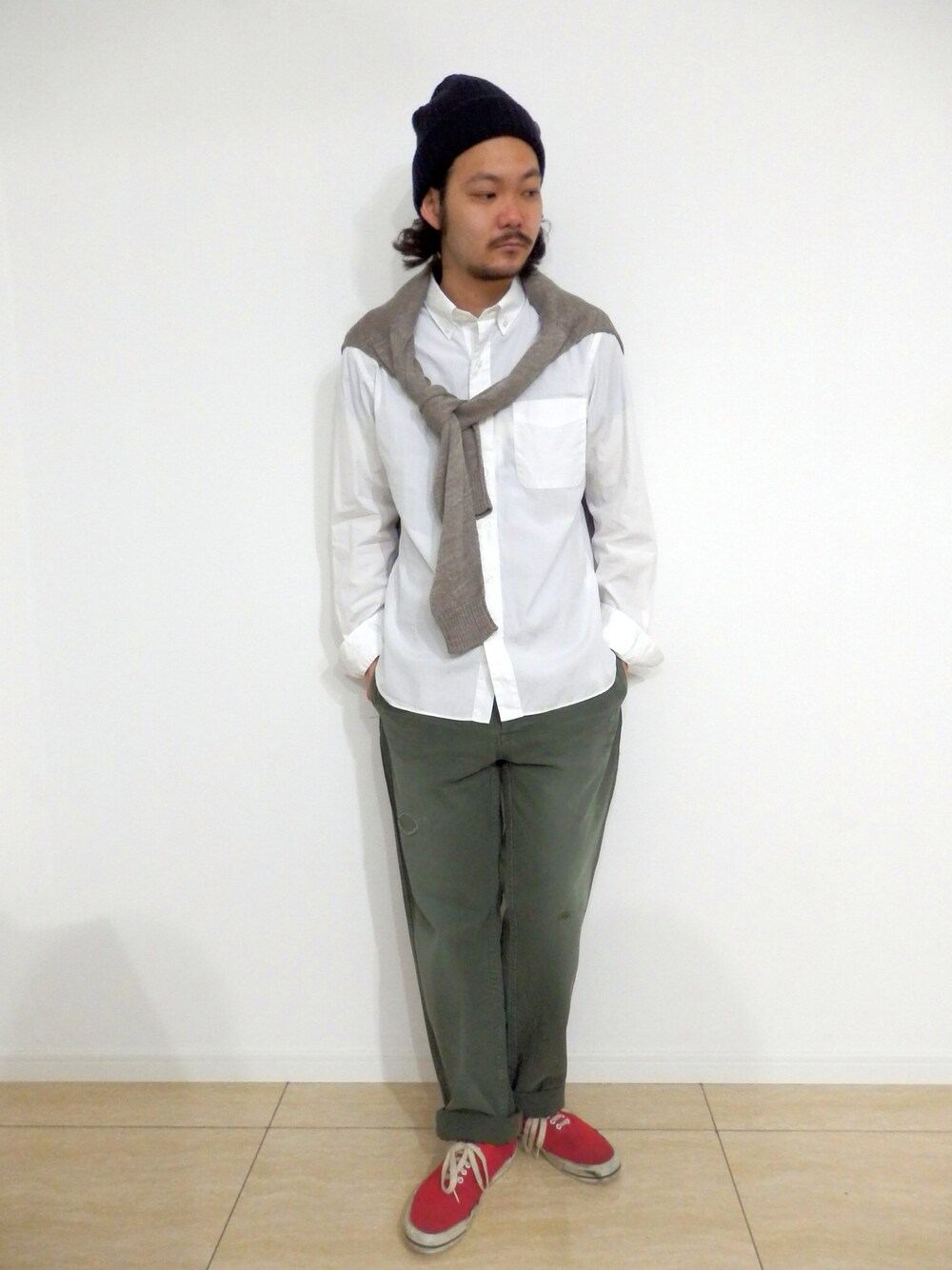 「ルームウェア」｜「【sontaku】BROADCLTH B.D.SHIRT WHITE（シャツ/ブラウス、ホワイト系）」を使った、goさん（メンズ・173cm）の春コーディネートの1枚目の写真