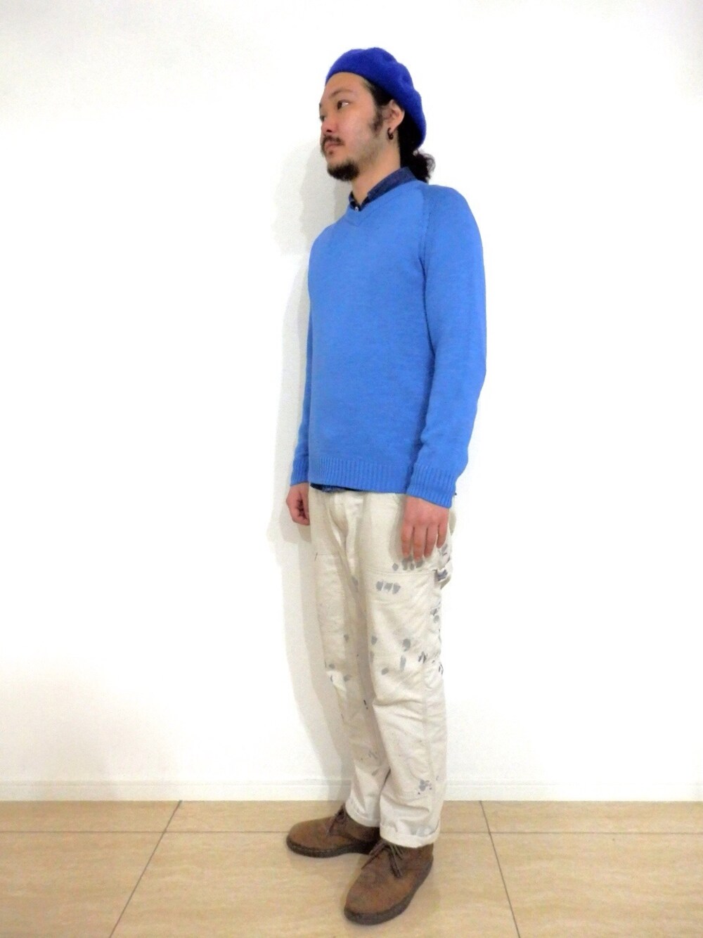 「ホワイトパンツ」｜「【SONTAKU】HOLE GARMENT V-NECK KNIT BLUE（ニット/セーター、ブルー系）」を使った、goさん（レディース・173cm）の春コーディネートの1枚目の写真