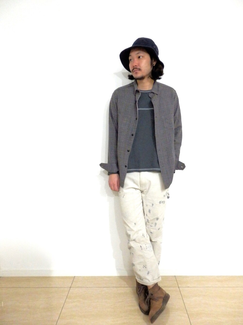 「ワイド・ルーズ(パンツ シルエット)、ハット、ホワイトパンツ」｜「GYPSY&SONSの【GYPSY＆SONS】 SURF CREW NECK（Tシャツ/カットソー、グレー系）」を使った、goさん（メンズ・173cm）の春コーディネートの1枚目の写真