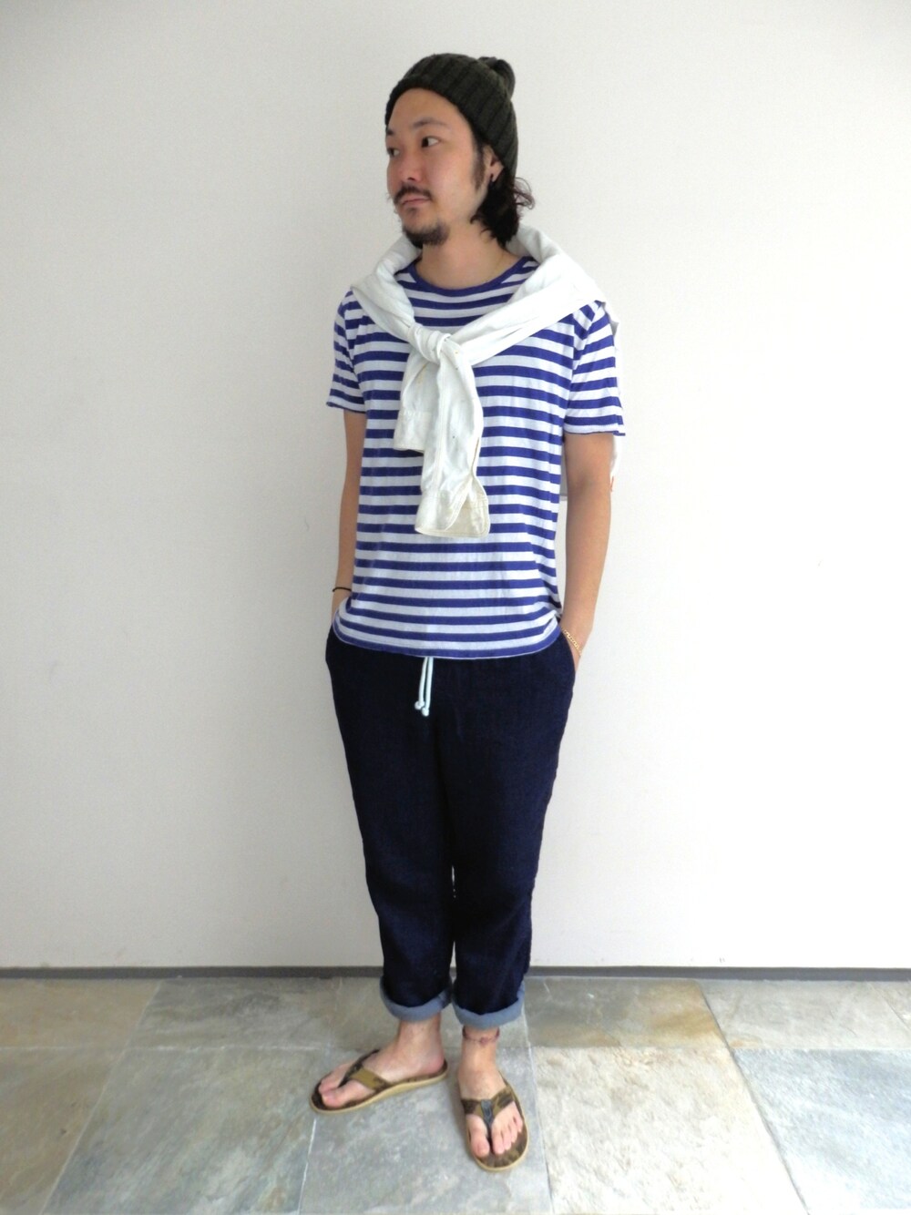 「青×白、ホワイトシャツ」｜「【SONTAKU】 INDIGO GAUZE EASY PANTS
（その他パンツ、ブルー系）」を使った、goさん（メンズ・173cm）の春コーディネートの1枚目の写真