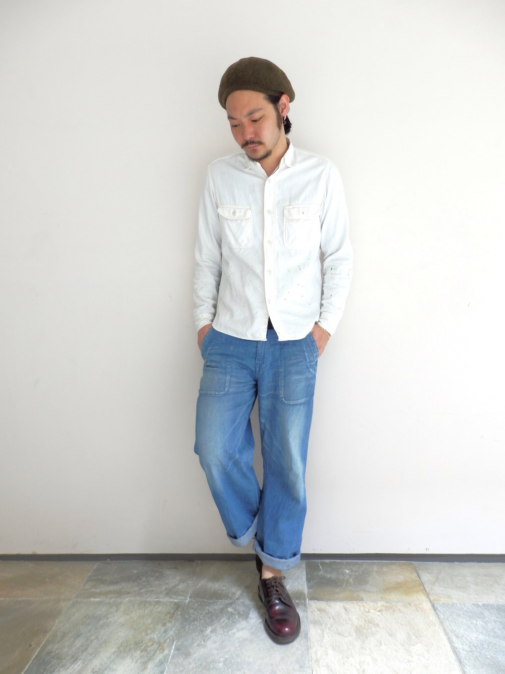 「ワイド・ルーズ(パンツ シルエット)、白シャツ」｜「rolca on the notesの【rolca on the notes】WIDE PAINTER PANTS（デニムパンツ、ブルー系）」を使った、goさん（メンズ・173cm）の春コーディネートの1枚目の写真