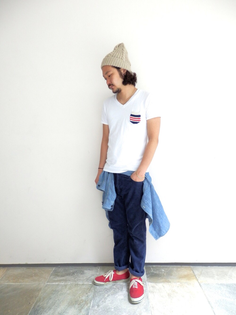 「青×白、腰巻きスタイル」｜「SONTAKU. サマーコーデュロイパンツ（その他パンツ、ブルー系）」を使った、goさん（メンズ・173cm）の春コーディネートの1枚目の写真
