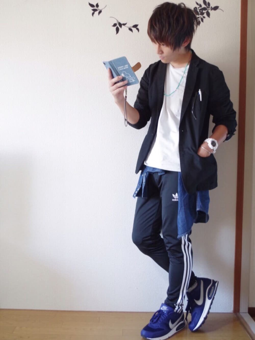 ブラック系のジャケット/アウター、ホワイト系のTシャツ/カットソー、ブルー系のシャツ/ブラウスを着用したメンズの秋コーディネートの1枚目の写真