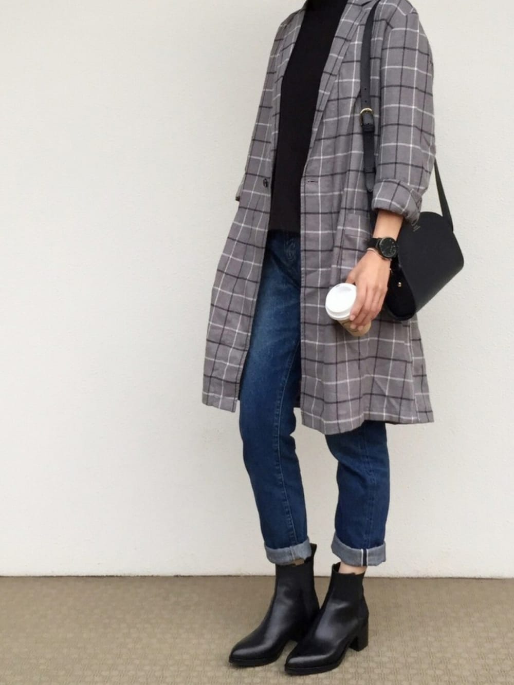 「ガウン、チェックシャツ、ダメージデニムパンツ、サイドゴアブーツ、ハット、ショルダーバッグ」｜「RAGEBLUEのロングシャツガウン/566997（シャツ/ブラウス、グレー系）」を使った、cota_raさん（レディース・168cm）の秋コーディネートの1枚目の写真