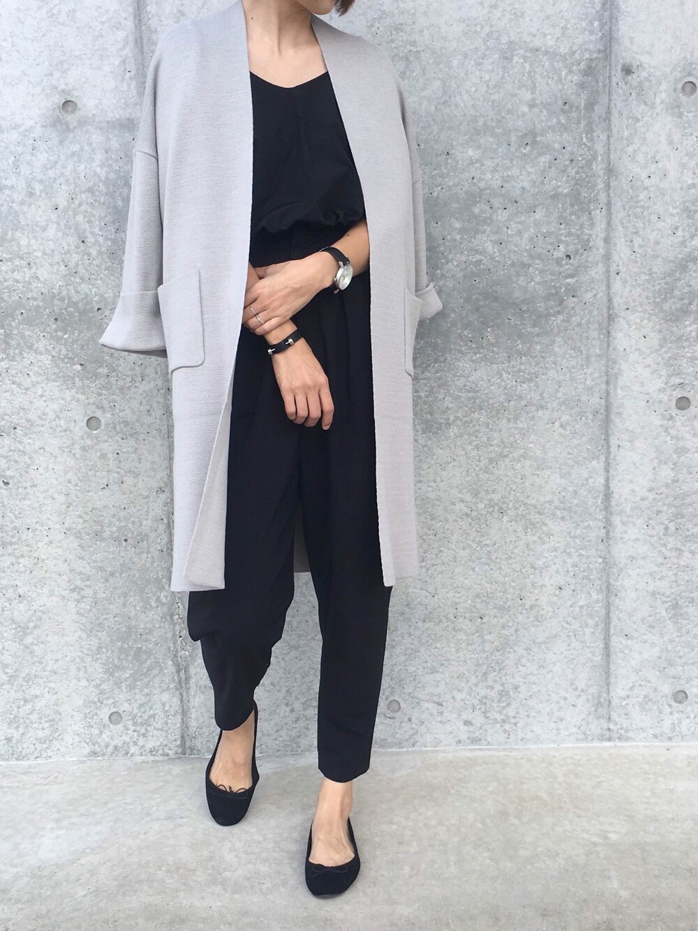 グレー系のその他アウター、ブラック系のシャツ/ブラウス、ブラック系のその他パンツを着用したレディースの秋コーディネートの1枚目の写真
