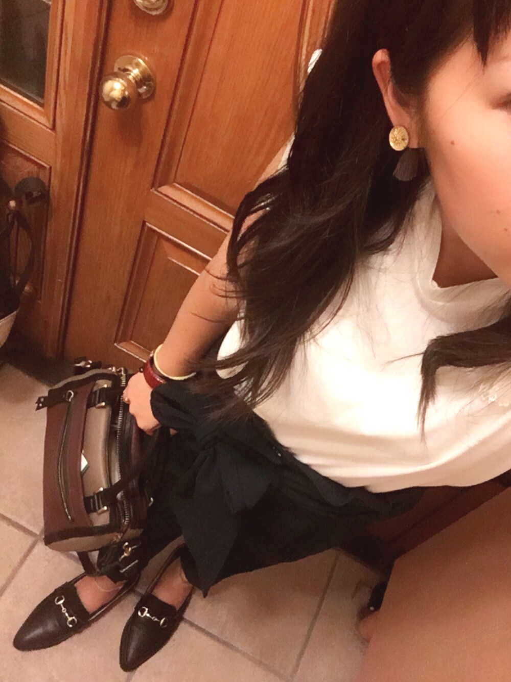 ホワイト系のTシャツ/カットソー、ブラック系のスリッポン、レッド系のブレスレットを着用したレディースの夏コーディネートの1枚目の写真