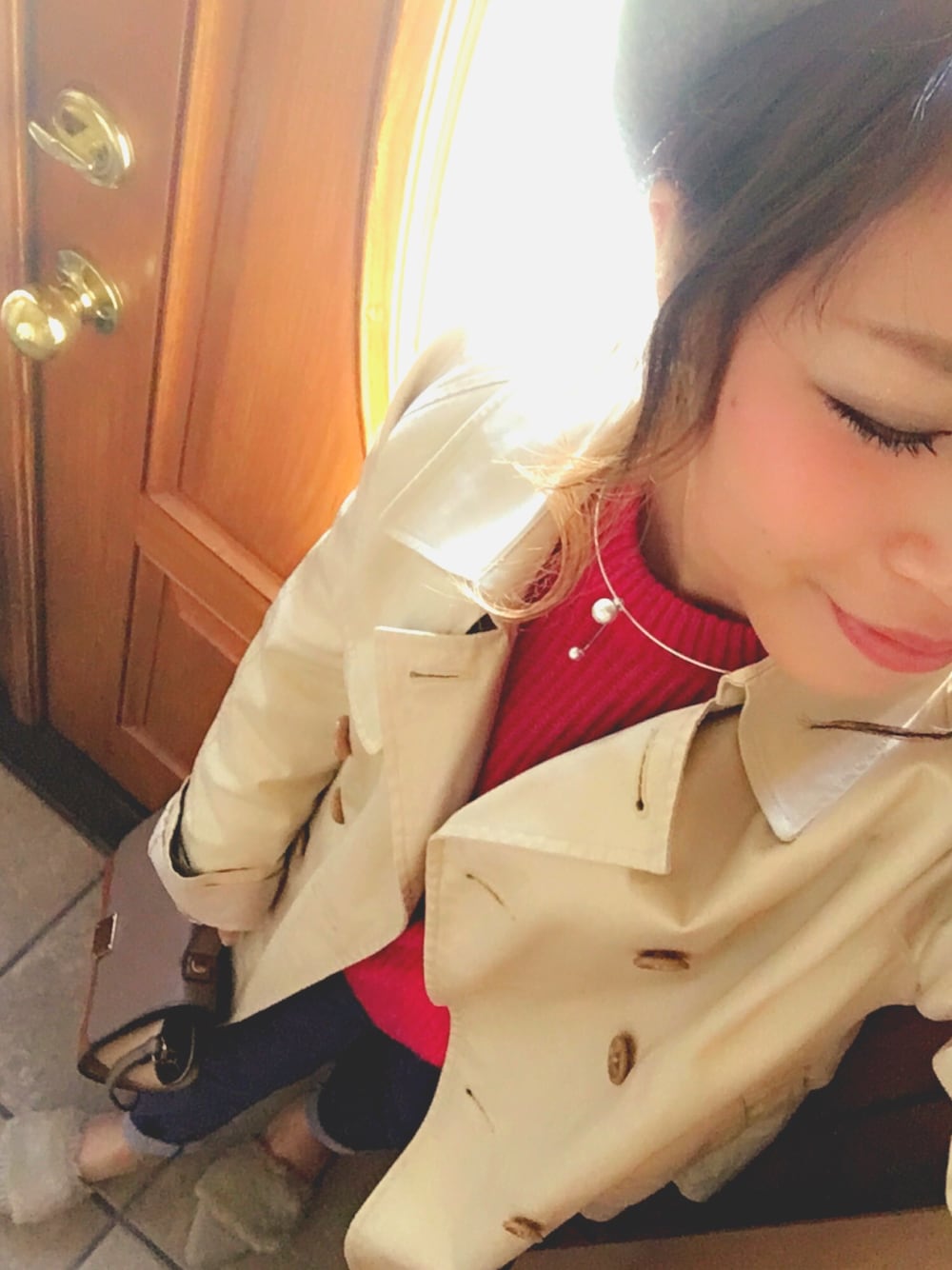 ベージュ系のトレンチコート、ピンク系のニット/セーター、ブルー系のその他パンツを着用したレディースの秋コーディネートの1枚目の写真