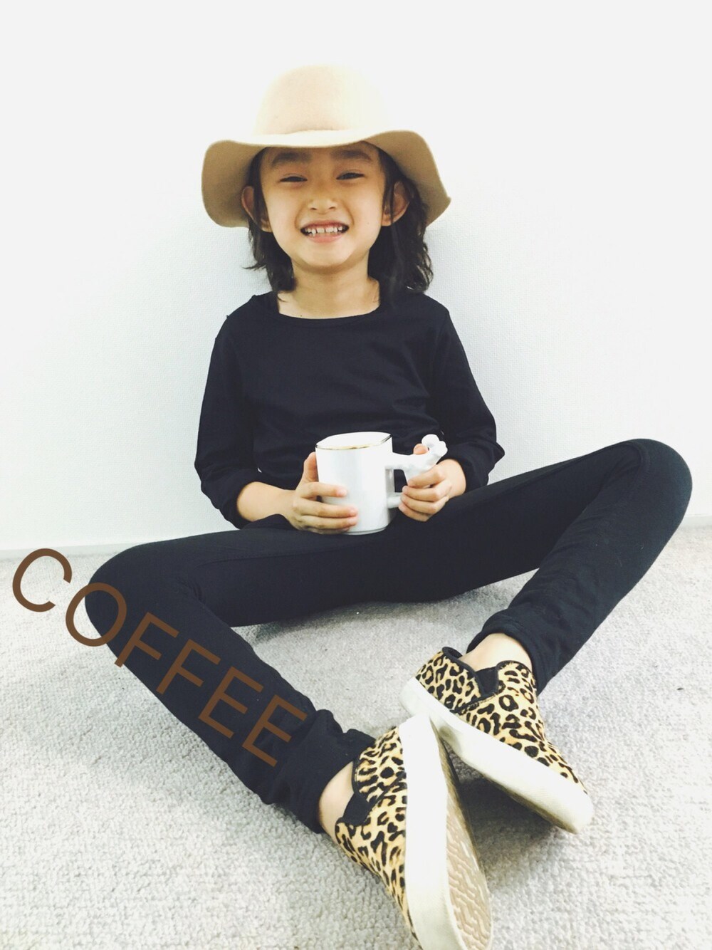 ブラック系のTシャツ/カットソー、ブラック系のパンツ、ベージュ系のスニーカーを着用したキッズの夏コーディネートの1枚目の写真