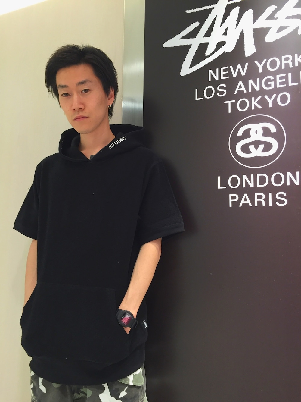 「stussy、リバーシブル、半袖パーカー、ブラック、G-SHOCK、wtaps、カモ柄、カーゴパンツ、シンプル、ショートパンツ」｜「STUSSYのRev Stock Rim S/SL Hoodie（パーカー、ブラック系）」を使った、SEI_MSDさん（メンズ・176cm）の夏コーディネートの1枚目の写真