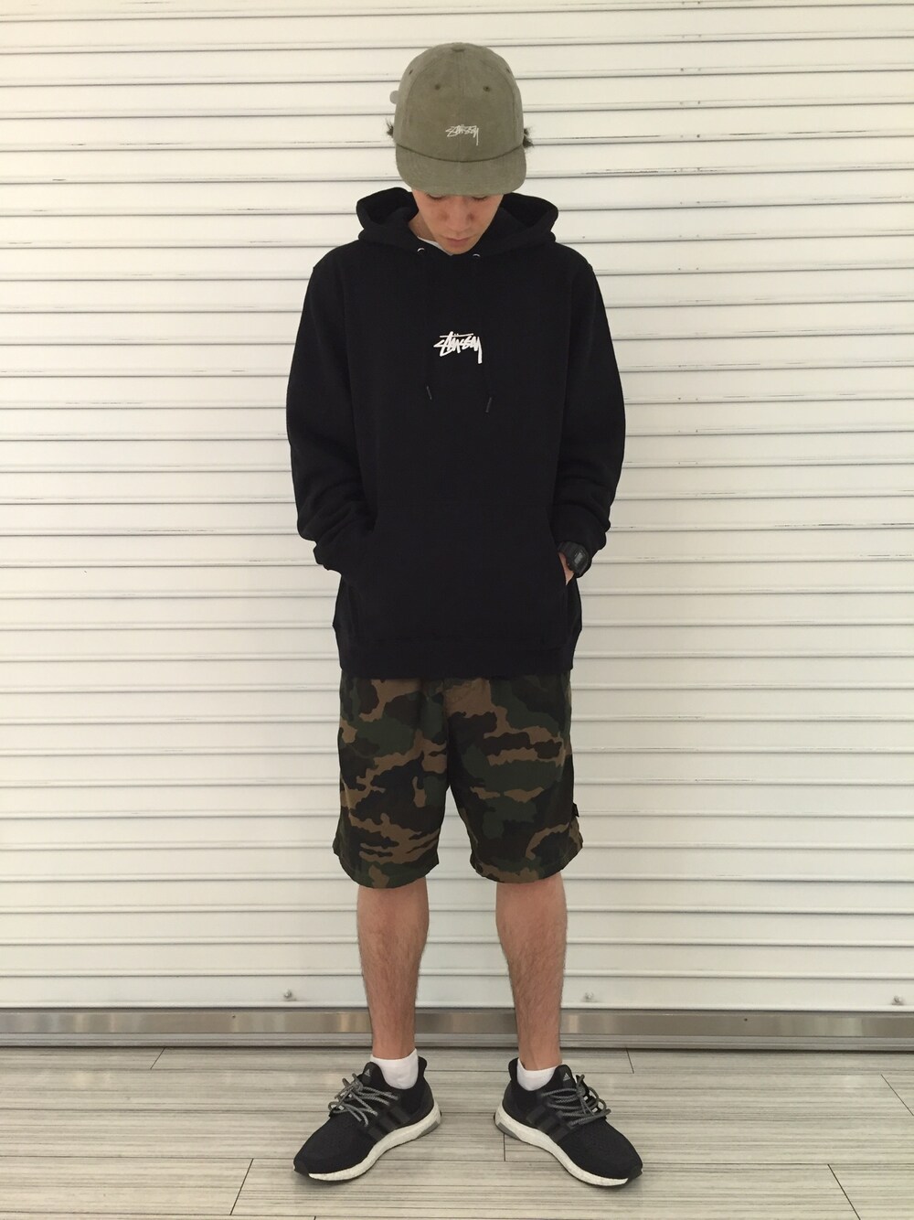 「stussy、ステューシー、ストリート、パーカー、summer、adidas、ultra boost、迷彩、カモ柄、秋」｜「STUSSYのBrushed Park Boxer（その他パンツ、その他）」を使った、SEI_MSDさん（メンズ・176cm）の夏コーディネートの1枚目の写真