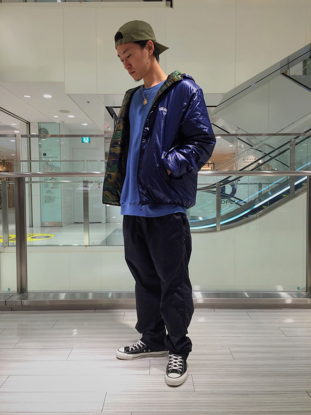 「秋、コンバース、stussy、ステューシー、リバーシブル、ダウンジャケット、ストリート、ブルー、ネイビー、迷彩」｜「CONVERSEのCONVERSE / コンバース : ALLSTAR HI JAPAN / オールスターハイカット（スニーカー、ブラック系）」を使った、SEI_MSDさん（メンズ・176cm）の秋コーディネートの1枚目の写真