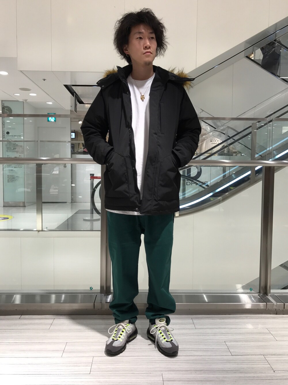 「stussy、ステューシー、ダウンジャケット、アウター、streetstyle、NIKE、ナイキ、airmax95、スニーカー、冬コーデ」｜「STUSSYのGarment Dyed Beach Pant（その他パンツ、グリーン系）」を使った、SEI_MSDさん（メンズ・176cm）の冬コーディネートの1枚目の写真