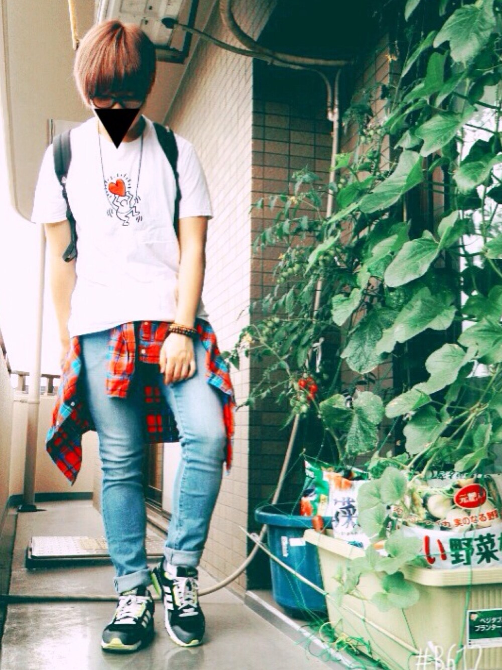 ブラック系のバックパック/リュック、ホワイト系のTシャツ/カットソー、レッド系のシャツ/ブラウスを着用したメンズの夏コーディネートの1枚目の写真