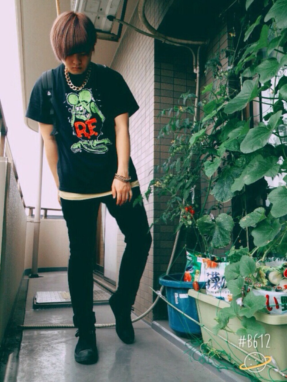 ブラック系のTシャツ/カットソー、ブラック系のスニーカー、ブラック系のその他パンツを着用したメンズの夏コーディネートの1枚目の写真