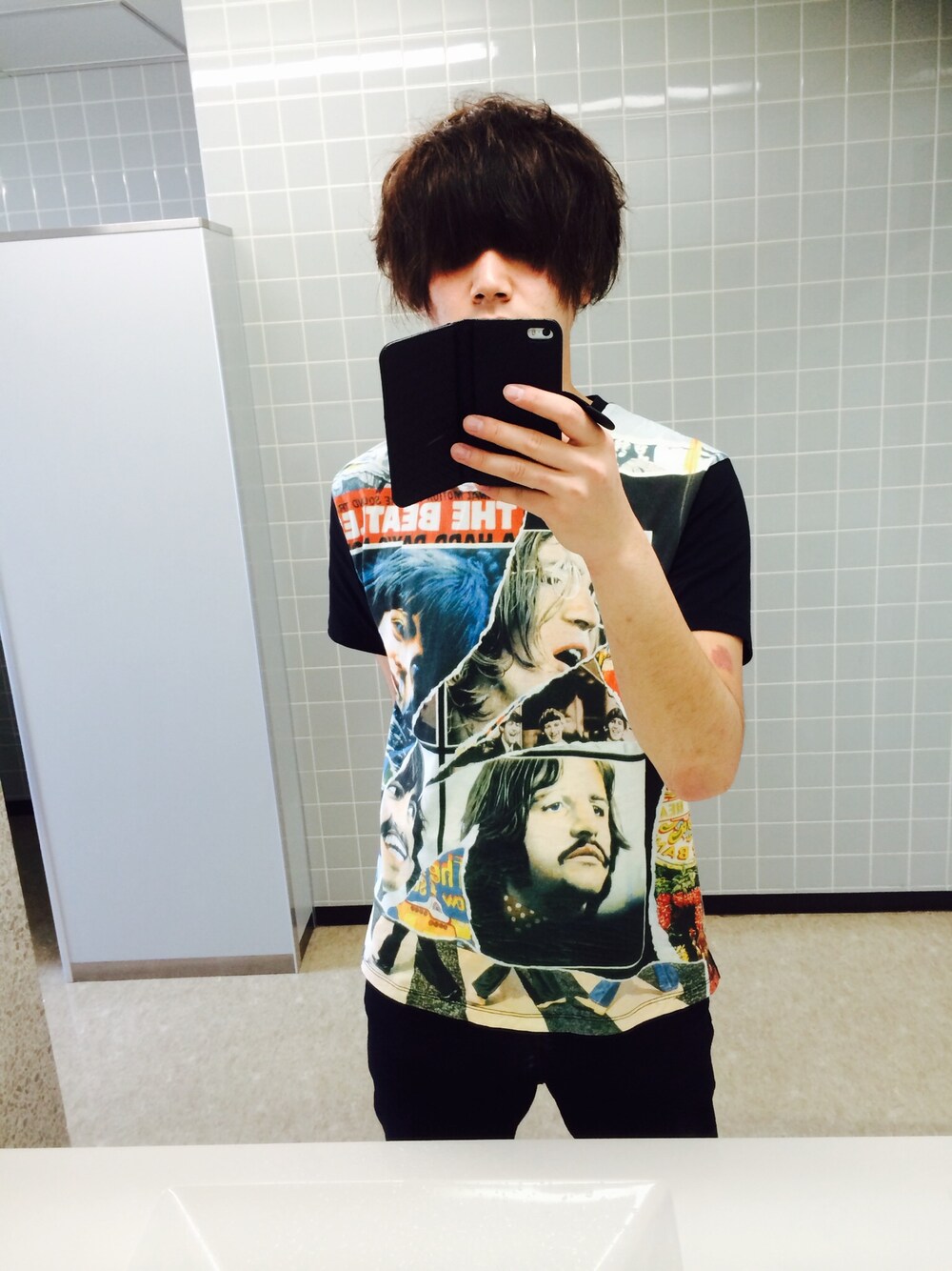 「ビートルズ、Tシャツ」｜「Design Tshirts Store graniphのビートルズTシャツです（Tシャツ/カットソー、ブラック系）」を使った、うめさん（メンズ・179cm）の秋コーディネートの1枚目の写真