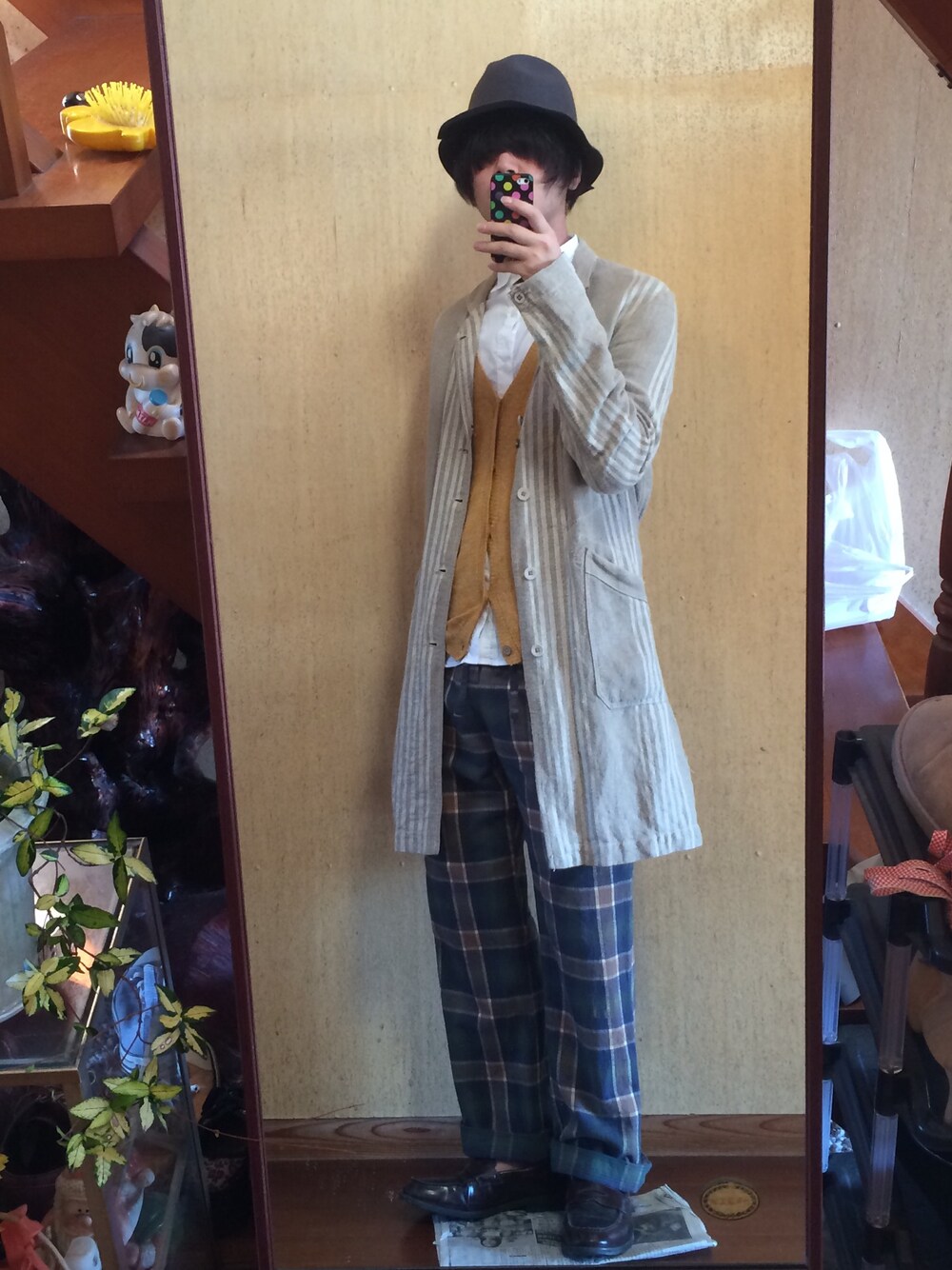 「古着、チェック、柄パンツ、シャツスタイル、シャツ、革靴、カーディガン、ハット、からし色」｜「古着のアイテム（トレンチコート、ベージュ系）」を使った、うめさん（メンズ・179cm）の秋コーディネートの1枚目の写真