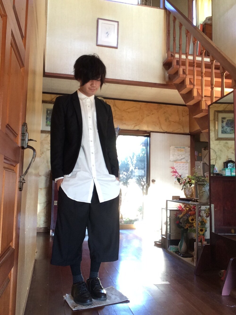 「白シャツ、黒、ワイドパンツ、ジャケット、シャツスタイル、革靴、ロングシャツ、白黒、HARE」｜「マイホームのアイテム（その他、その他）」を使った、うめさん（メンズ・179cm）の秋コーディネートの1枚目の写真