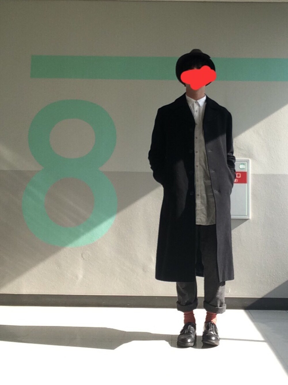 「チェスターコート、シャツスタイル、ロング丈、革靴、帽子、靴下チラ見せ」｜「古着のアイテム（チェスターコート、ブラック系）」を使った、うめさん（メンズ・179cm）の冬コーディネートの1枚目の写真
