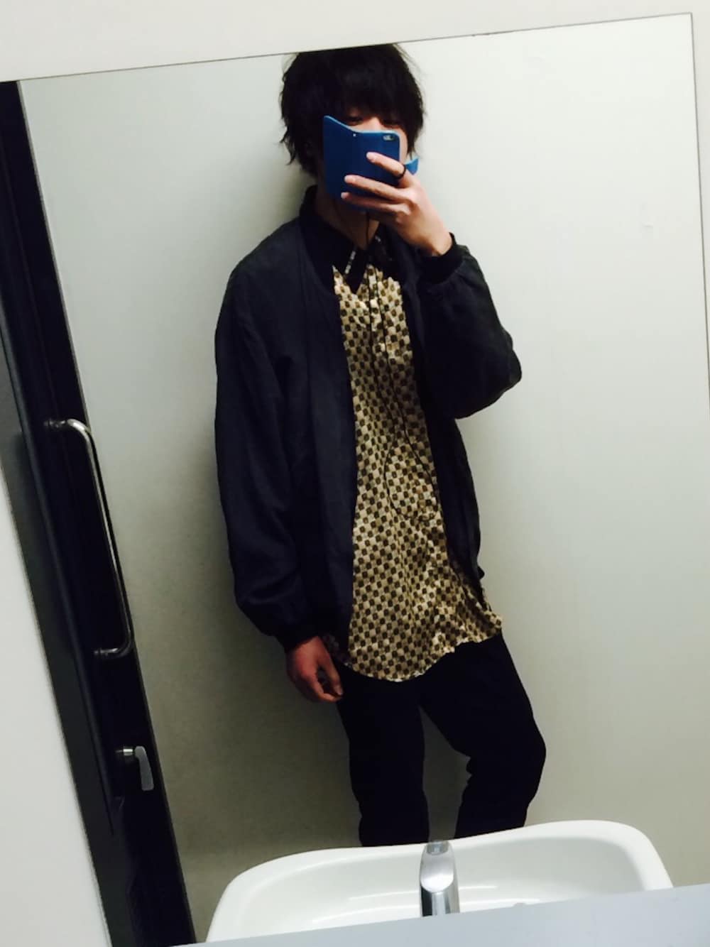 「ブルゾン、古着、黒、黒パンツ、シャツスタイル、シャツ、金」｜「古着のアイテム（シャツ/ブラウス、ブラック系）」を使った、うめさん（メンズ・179cm）の春コーディネートの1枚目の写真