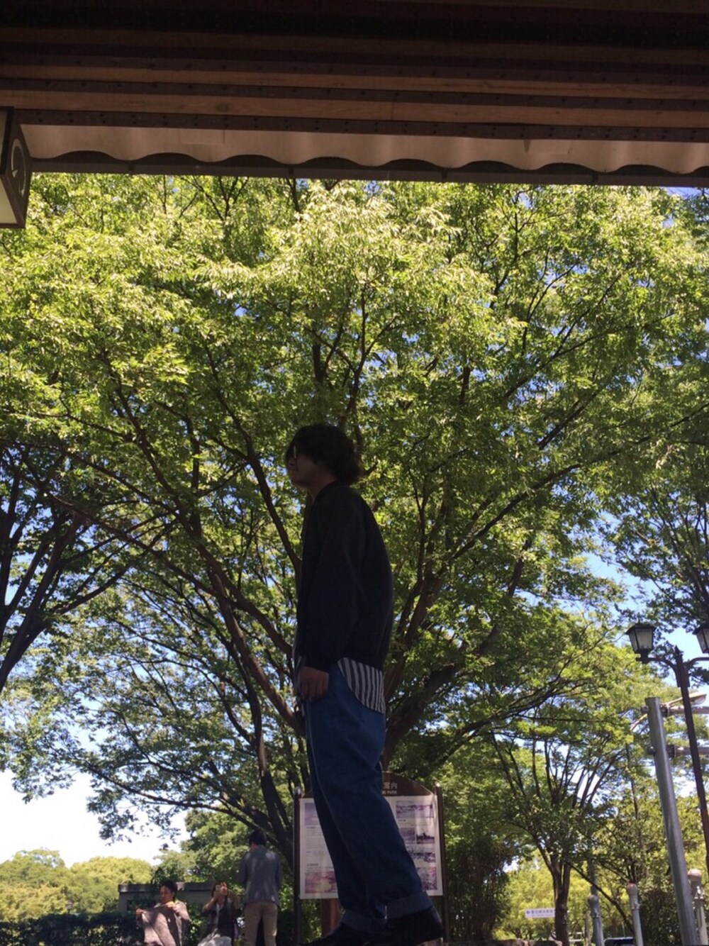 「古着、デニム、ローファー、ロングシャツ」｜「古着のアイテム（スタジャン、ブラック系）」を使った、うめさん（メンズ・179cm）の夏コーディネートの1枚目の写真