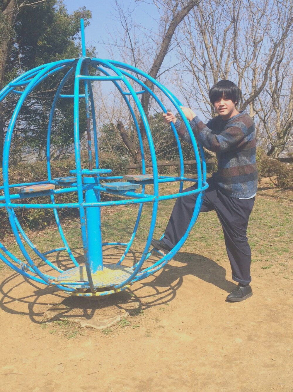 「公園、革靴、ニット、ゆるコーデ、ゆるパンツ、柄」｜「佐賀の山の公園のアイテム（その他、ブルー系）」を使った、うめさん（メンズ・179cm）の春コーディネートの1枚目の写真