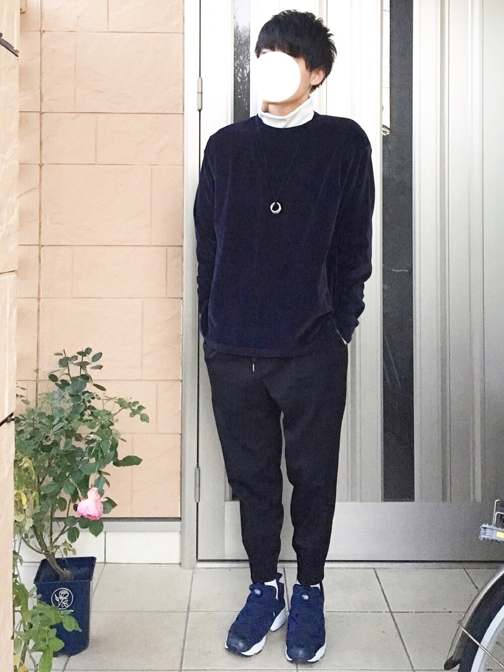 「ベロア、ジョガーパンツ、スポーツミックス、タートルネック」｜「HAREのベロアスリットプルオーバー(HARE)（Tシャツ/カットソー、ブルー系）」を使った、ponさん（メンズ・168cm）の冬コーディネートの1枚目の写真